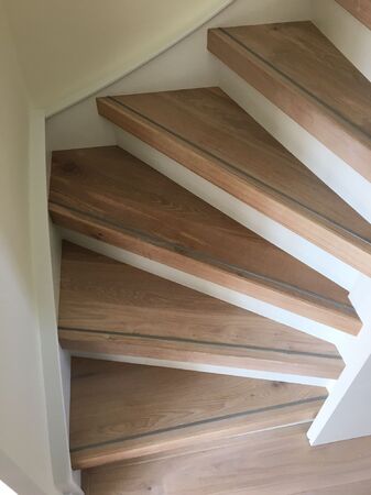 09d5658a9061a0678399420e79fc4ada_f1246 Traprenovatie hout, inclusief stootbord (wit gegrond)