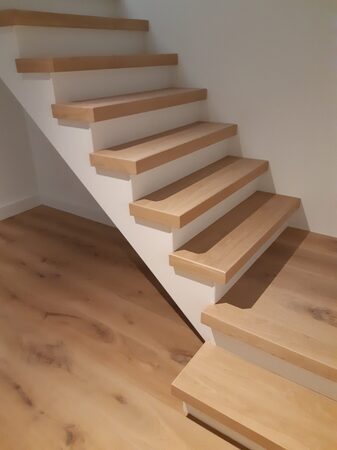 Traprenovatie hout, inclusief stootbord (wit gegrond)